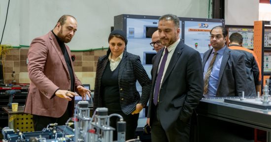 رئيس تحديث الصناعة تزور مصنع لتطوير تقنيات التعليم