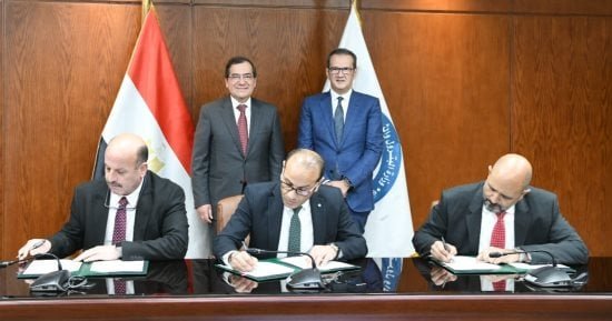وزير البترول يشهد توقيع اتفاقيتين للخدمات الاستكشافية والإنتاجية بخليج السويس وزير البترول يشهد توقيع اتفاقيتين للخدمات الاستكشافية والإنتاجية بخليج السويس