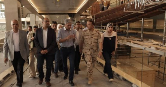 وزير السياحة يلتقى بمجموعة من السائحين الأجانب خلال تواجدهم بالمتحف المصرى الكبير وزير السياحة يلتقى بمجموعة من السائحين الأجانب خلال تواجدهم بالمتحف المصرى الكبير