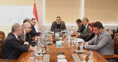 وزير الإسكان يلتقى ممثلى مجموعة عبدالمحسن الحكير القابضة وزير الإسكان يلتقى ممثلى مجموعة عبدالمحسن الحكير القابضة