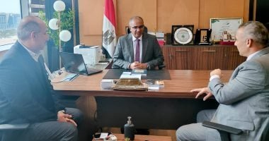 نائب وزير الإسكان يبحث التعاون مع شركة متخصصة في تحلية مياه البحر ومعالجة الصرف